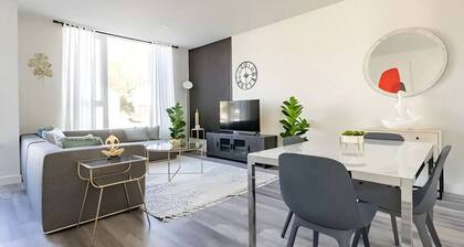 3BR Townhouse | Balcony | Seattle | Sophari Home L