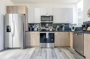 Réfrigérateur, four à micro-ondes, un four, surface de cuisson
