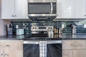 Fridge, microwave, oven, stovetop - 3BR Townhouse | Balcony | Seattle | Sophari Home L (Seattle)