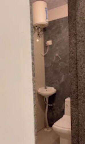 Asciugamani, sapone, shampoo, carta igienica