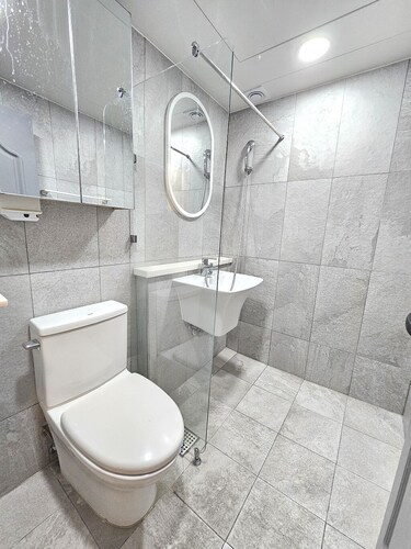 Single room with private bathroom. 2mins from STN, Easy flat walk.
