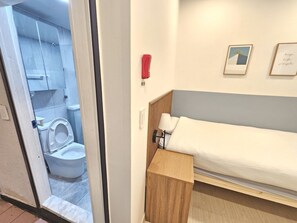 WiFi - Single room with private bathroom. 2mins from STN, Easy flat walk. (Seoul)