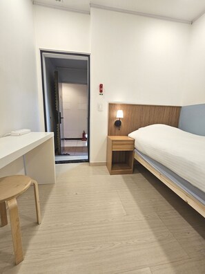 WiFi - Single room with private bathroom. 2mins from STN, Easy flat walk. (Seoul)