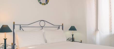 Iron/ironing board, Internet, bed sheets