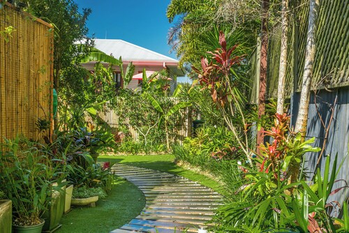The Den | Private Byron Studio | In town, Walk to beaches