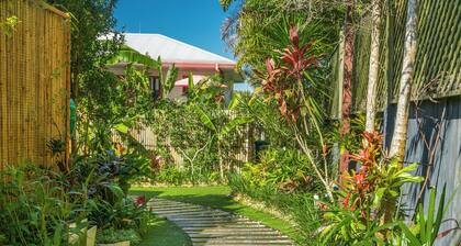 The Den | Private Byron Studio | In town, Walk to beaches