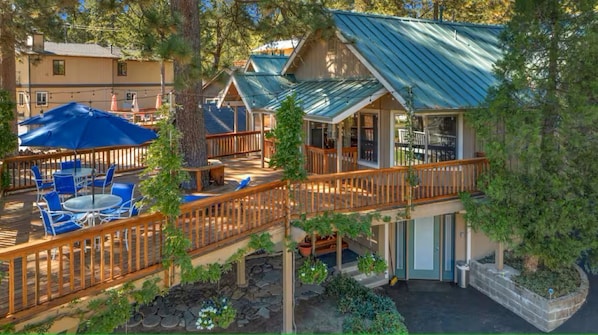 Eine Lodge mit Sitzgelegenheiten im Freien, einer überdachten Terrasse und einem Steinweg.