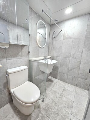 Bathroom - Double room with private bathroom. 2mins from STN, Easy flat walk. (Seoul)