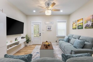 Smart TV - Perfect OBX Stay - Cozy 2BR apartment in Kitty Hawk close to the beach & dinning (Kitty Hawk)