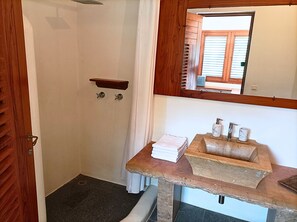 Douche, serviettes fournies, papier de toilette