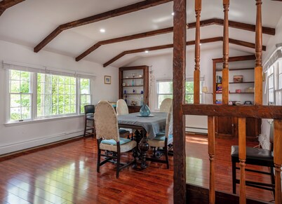 Near beach and downtown, lovely 3-bedroom house in Rockport