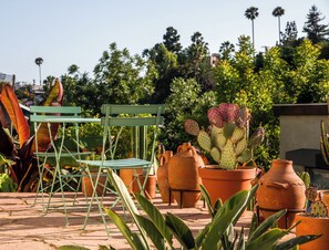 Outdoor dining - Prime Silver Lake Art-Filled Bungalow • Patio + Sunset Views of Hollywood Sign (Los Angeles)