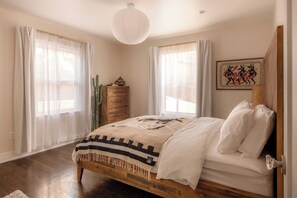 Iron/ironing board, WiFi, bed sheets - Prime Silver Lake Art-Filled Bungalow • Patio + Sunset Views of Hollywood Sign (Los Angeles)
