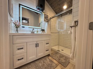 Hair dryer, towels, soap, toilet paper - Brand NEW Bungalow in Eatonville - Near Mt. Rainier (Eatonville)