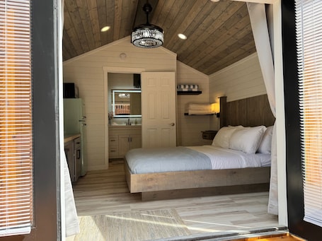 1 bedroom, WiFi, bed sheets. Brand NEW Bungalow in Eatonville - Near Mt. Rainier
