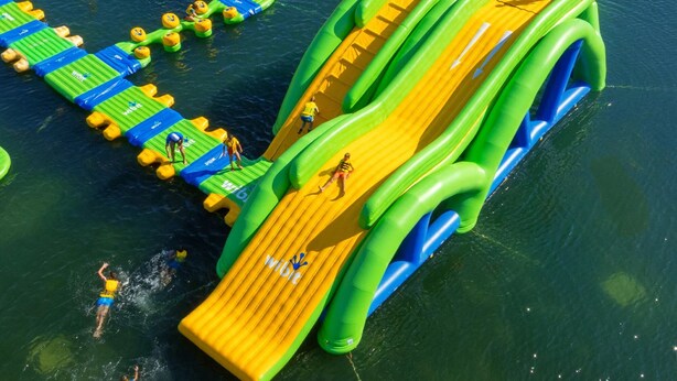 Un parc aquatique gonflable avec des toboggans et des jeux.