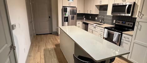 Geladeira, micro-ondas, fogão, cooktop