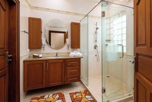 Bathroom - Luxury 4BR Pool Villa Pratamnak Soi5 - 50m to Beach (Pattaya)