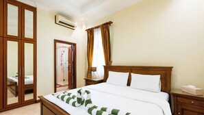 A hotel room with a bed, a nightstand, a mirror, a shower, and a wardrobe. - Luxury 4BR Pool Villa Pratamnak Soi5 - 50m to Beach (Pattaya)