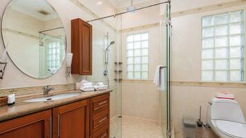 Villa, 4 chambres, piscine privée, vue piscine | Salle de bain