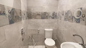 Chambre Double Deluxe, vue ville | Salle de bain | Peignoirs, chaussons, bidet