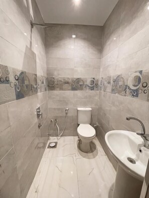 Kamar Double Deluks, pemandangan kota | Kamar mandi | Sandal