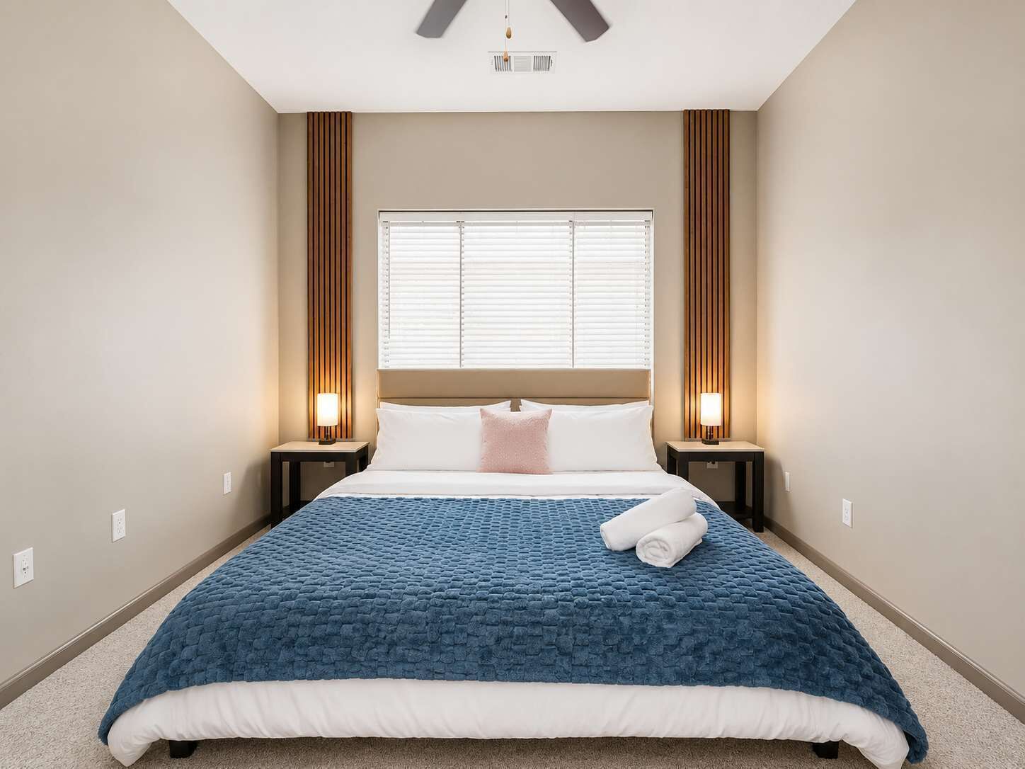 Tabla de planchar con plancha, wifi y ropa de cama 
