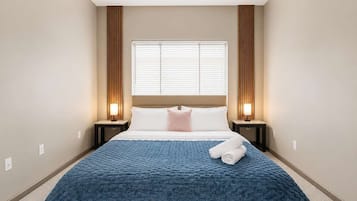 Tabla de planchar con plancha, wifi y ropa de cama
