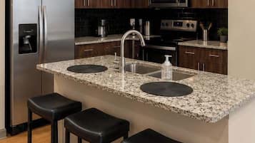 Geladeira, micro-ondas, fogão, cooktop
