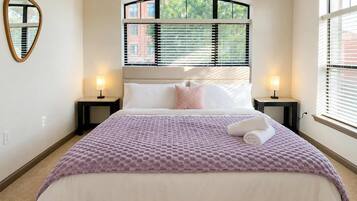 Tabla de planchar con plancha, wifi y ropa de cama