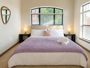 Tabla de planchar con plancha, wifi y ropa de cama 