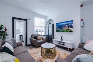 House, Smoking | 5 bedrooms - Modern Group Retreat 5BR Home for 12 Guests (Leeds)