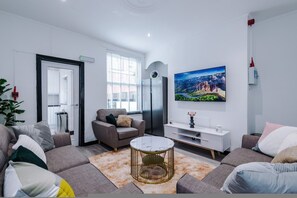 House, Smoking | 5 bedrooms - Modern Group Retreat 5BR Home for 12 Guests (Leeds)