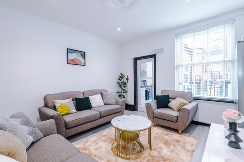 Modern Group Retreat 5BR Home for 12 Guests