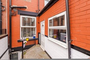 House, Smoking | 5 bedrooms - Modern Group Retreat 5BR Home for 12 Guests (Leeds)