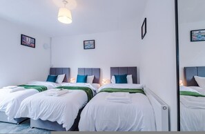 House, Smoking | 5 bedrooms - Modern Group Retreat 5BR Home for 12 Guests (Leeds)