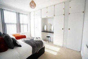 House, Smoking | 5 bedrooms - Spacious 5BR Home for 12 Perfect for Groups (Leeds)