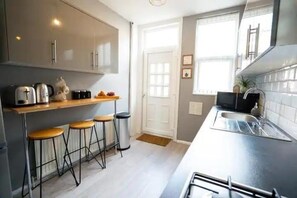 House, Smoking | 5 bedrooms - Spacious 5BR Home for 12 Perfect for Groups (Leeds)