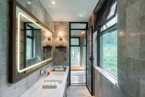 Phòng Suite Superior, quang cảnh thung lũng | Phòng tắm | Bồn tắm và buồng tắm vòi sen riêng, vòi sen phun mưa