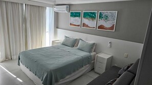 Ein Schlafzimmer mit Bett, Nachttischen und einem Fenster mit Vorhängen.