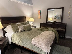 Iron/ironing board, WiFi, bed sheets - Cozy 1-bedroom apartment in tranquil Chapel Hill with all amenities! (Chapel Hill)