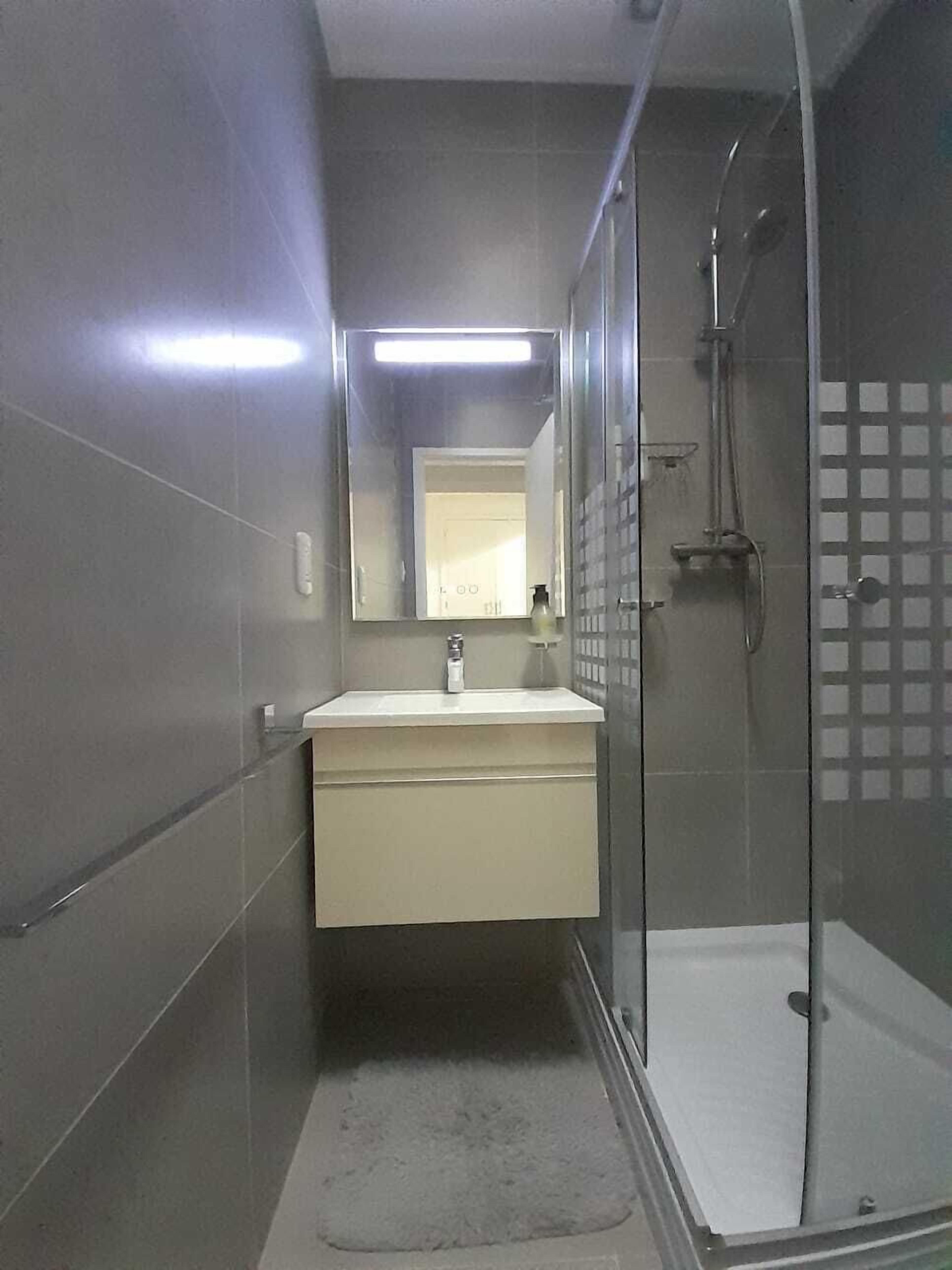 Ducha, secador de pelo, bidet, toallas