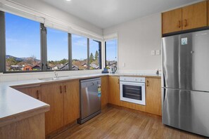 Frigorífico, microondas, horno y placa de cocina