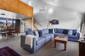 TV, fireplace - Hanmer Springs Villa 461 (Hanmer Springs)