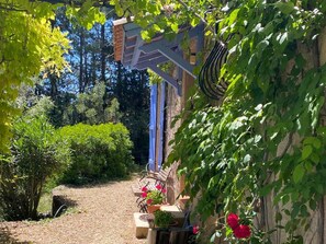 Property grounds - Lovely Provençal holiday home with swimming pool (Lorgues)
