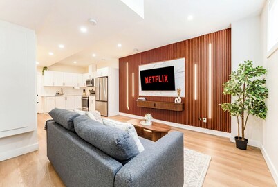 Entire Spacious Luxury Retreat Near DT | Sleeps 4 | Fast Wifi | Free Parking