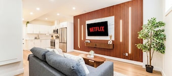 Entire Spacious Luxury Retreat Near DT | Sleeps 4 | Fast Wifi | Free Parking