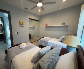 Iron/ironing board, Internet, bed sheets - Serene 3-bedroom villa with AC in vibrant Orlando (Orlando)
