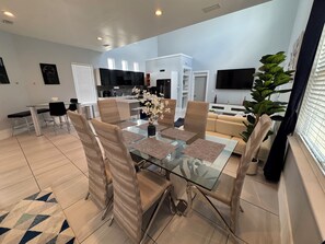 Dining - Serene 3-bedroom villa with AC in vibrant Orlando (Orlando)