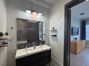 Regadera, secadora de cabello, bidet, toallas 